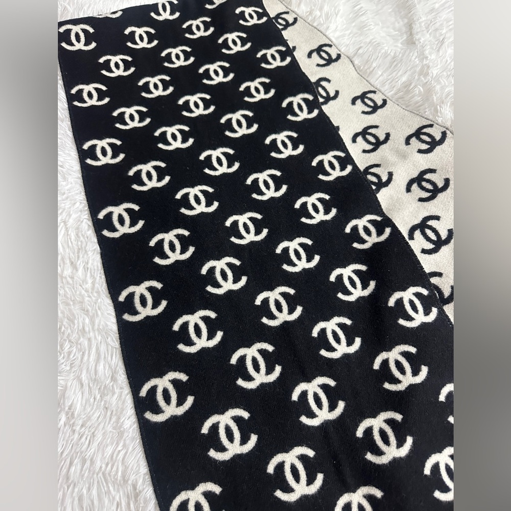 CHANEL Black and White CC Scarf - Picture 3 of 5